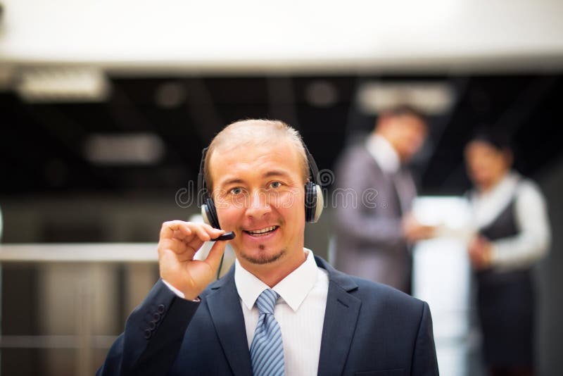 Homme d'affaires dans le bureau au téléphone photographie stock libre de droits Homme d'affaires dans le bureau au téléphone photographie stock libre de droits