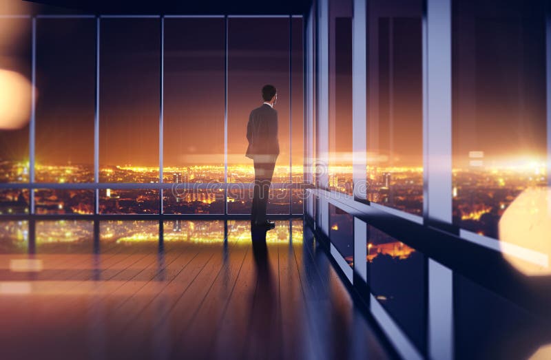 Homme d'affaires dans le costume regardant la ville de nuit 3d image libre de droits