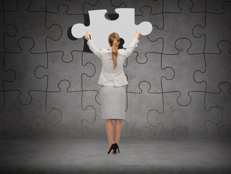 Homme d'affaires dans le morceau d'arrangement de costume de puzzle images stock Homme d'affaires dans le morceau d'arrangement de costume de puzzle images stock