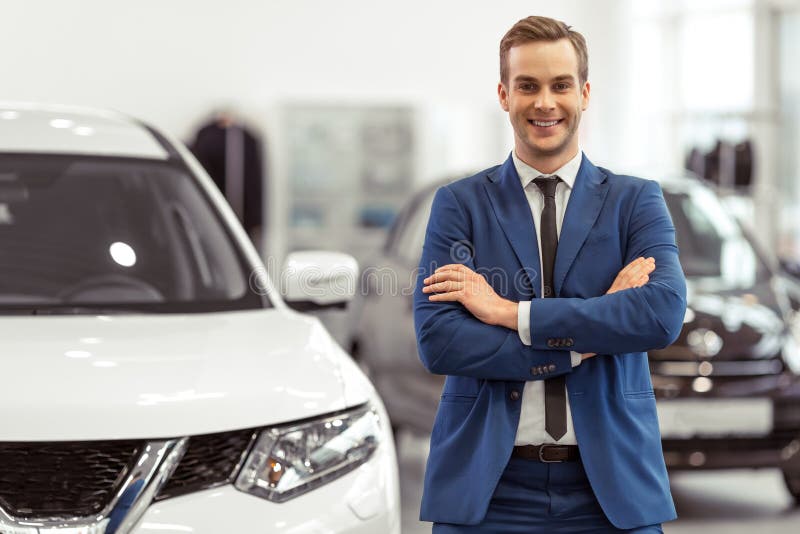Homme d'affaires dans le Salon de l'Automobile photo libre de droits Homme d'affaires dans le Salon de l'Automobile photo libre de droits