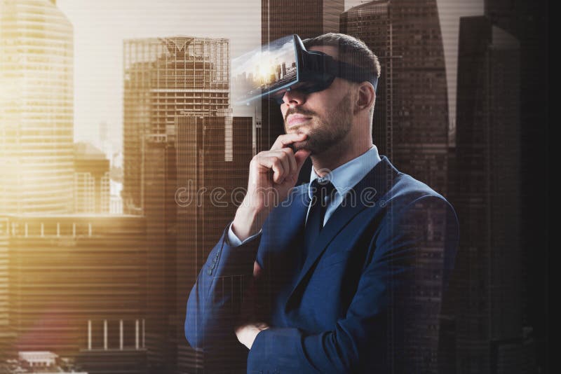 Homme d'affaires dans les verres ou le casque de réalité virtuelle images libres de droits Homme d'affaires dans les verres ou le casque de réalité virtuelle images libres de droits