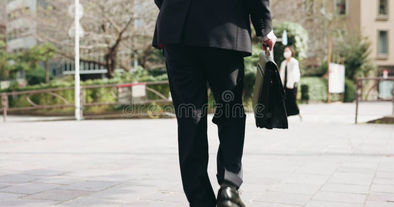 Homme d'affaires danse et retour en ville pour succès attitude positive et énergie avec casques. employés marchant et banque de vidéos