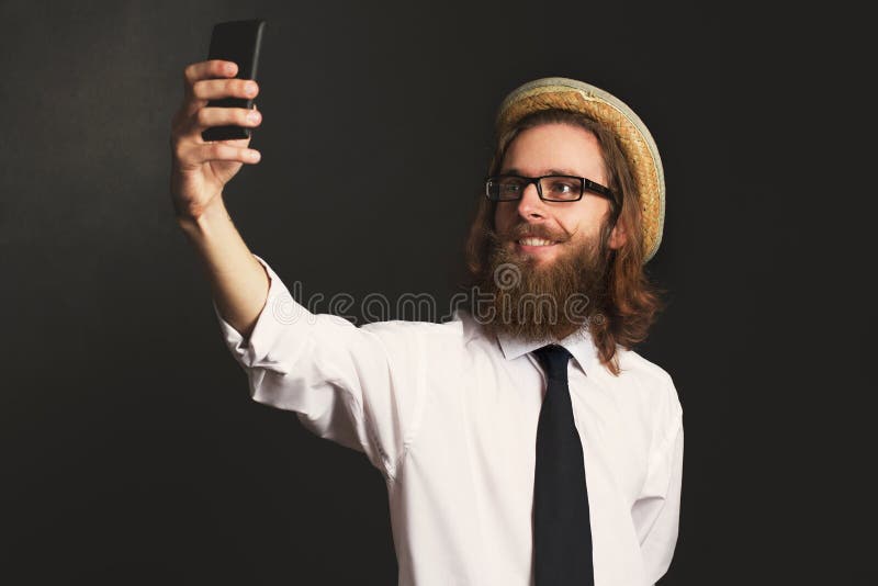 Homme d'affaires de hippie avec les verres et le chapeau prenant des autoportraits photographie stock Homme d'affaires de hippie avec les verres et le chapeau prenant des autoportraits photographie stock