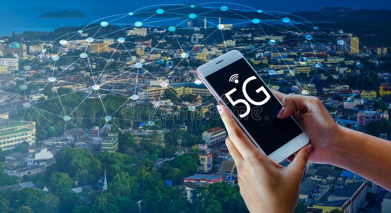 Homme d'affaires de la terre de l'ordinateur 5g de téléphone relier dans le monde entier la main de serveur tenant un comprimé nu images stock Homme d'affaires de la terre de l'ordinateur 5g de téléphone relier dans le monde entier la main de serveur tenant un comprimé nu images stock