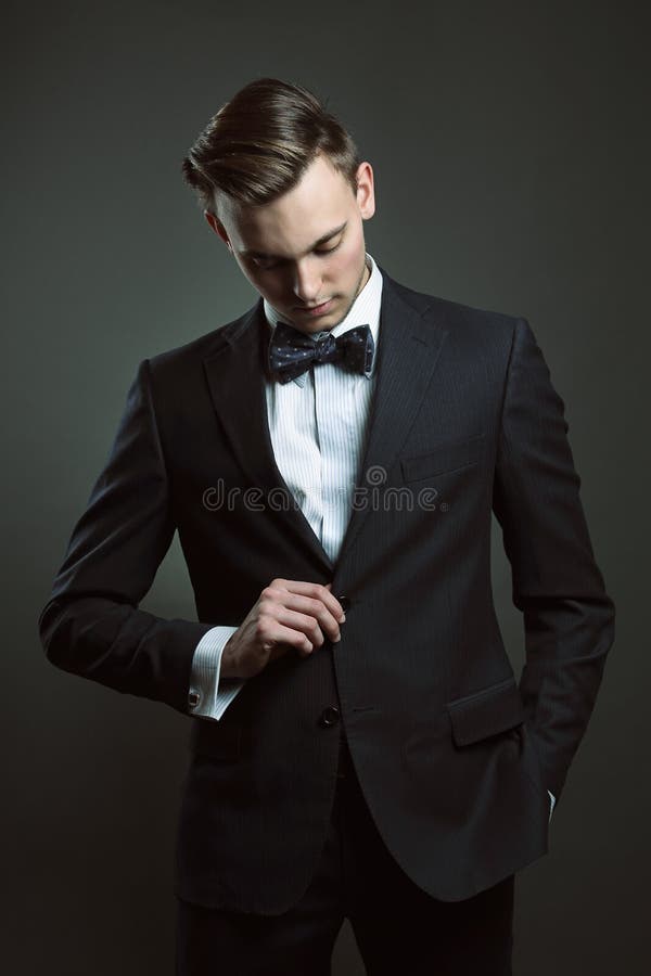 Homme d'affaires de mode avec le costume et le noeud papillon images stock Homme d'affaires de mode avec le costume et le noeud papillon images stock