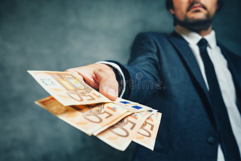 Homme d'affaires de prêt de offre d'argent de banque dans d'euro billets de banque