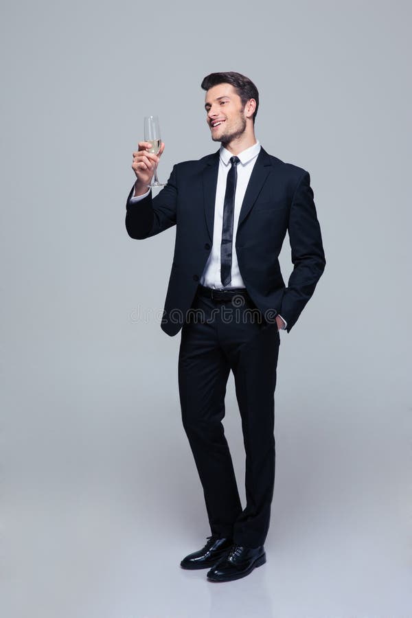 Homme d'affaires de sourire tenant le verre de champagne photo stock Homme d'affaires de sourire tenant le verre de champagne photo stock