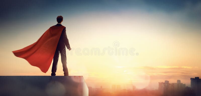 Homme d'affaires de super héros regardant la ville photos stock Homme d'affaires de super héros regardant la ville photos stock