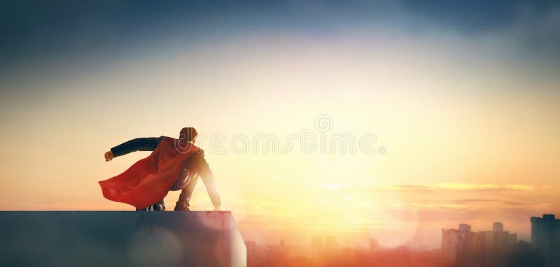 Homme d'affaires de super héros regardant la ville image libre de droits Homme d'affaires de super héros regardant la ville image libre de droits