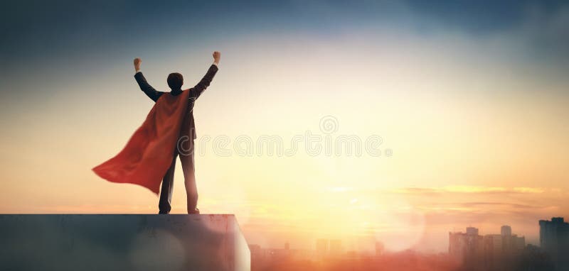 Homme d'affaires de super héros regardant la ville photo libre de droits Homme d'affaires de super héros regardant la ville photo libre de droits