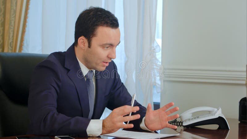 Homme d'affaires discutant le projet dans le bureau photographie stock libre de droits Homme d'affaires discutant le projet dans le bureau photographie stock libre de droits