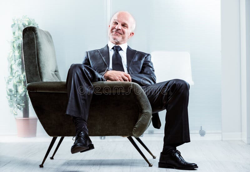 Homme d'affaires décontracté avec un sourire satisfaisant photos libres de droits Homme d'affaires décontracté avec un sourire satisfaisant photos libres de droits
