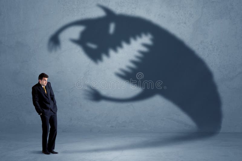 Homme d'affaires effrayé de son propre concept de monstre d'ombre images libres de droits