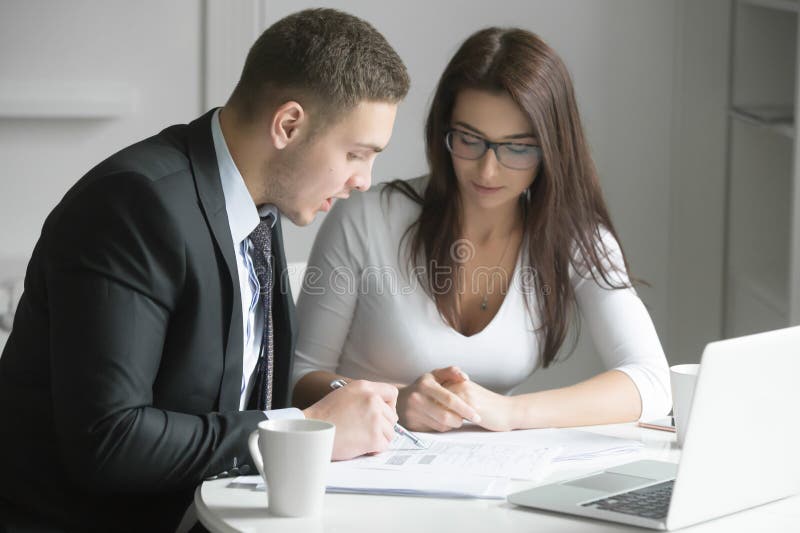 Homme d'affaires et femme d'affaires au bureau, fonctionnant ensemble W image libre de droits Homme d'affaires et femme d'affaires au bureau, fonctionnant ensemble W image libre de droits
