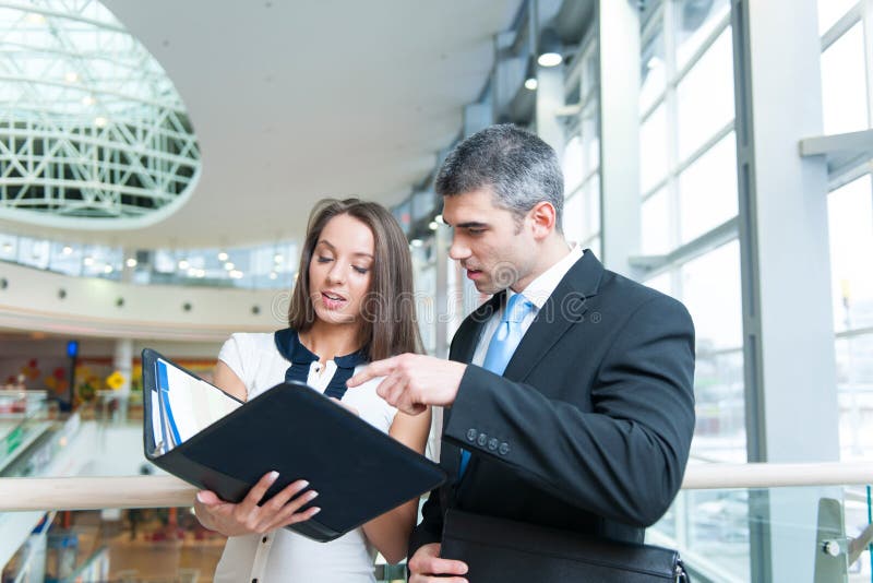 Homme d'affaires et femme discutant le travail photographie stock Homme d'affaires et femme discutant le travail photographie stock