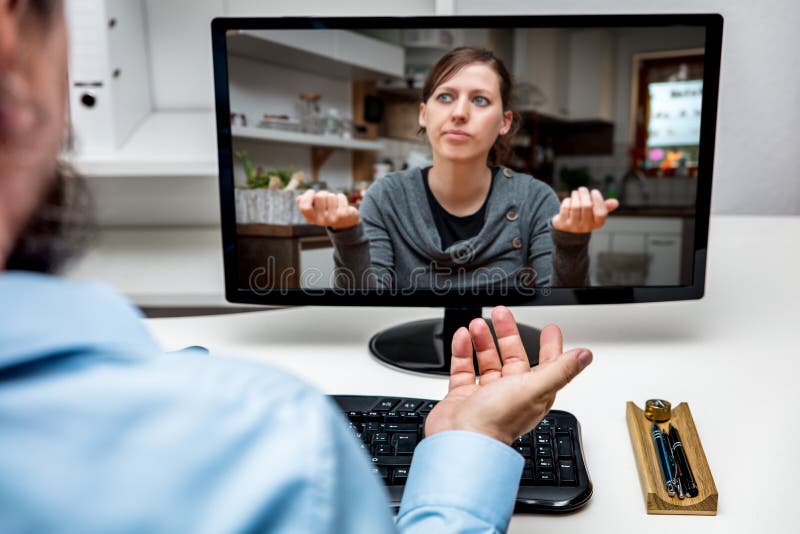 Homme d'affaires et femme qui parle ensemble la réunion virtuelle et la conversation numérique photos libres de droits