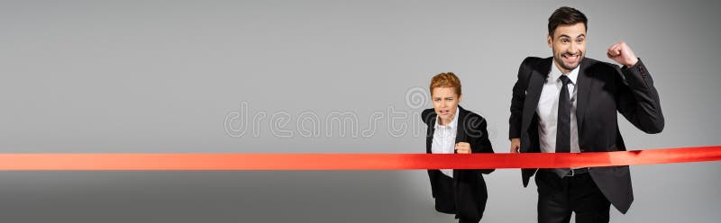Homme d'affaires excité montrant un geste triomphal près de photo stock