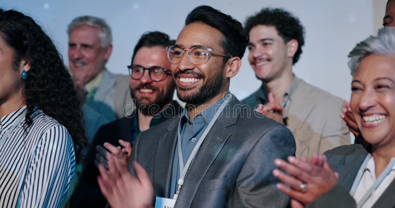 Homme d'affaires heureux et applaudissements dans le public à la conférence avec des applaudissements pour le profit à l'entrepris banque de vidéos