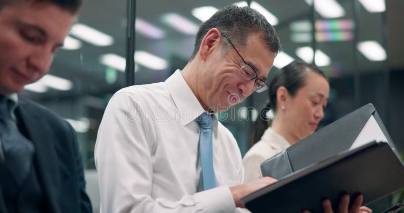 Homme d'affaires heureux et dossier au bureau pour lire les bonnes nouvelles et sourire pour la lettre d'approbation de prêt. asia clips vidéos