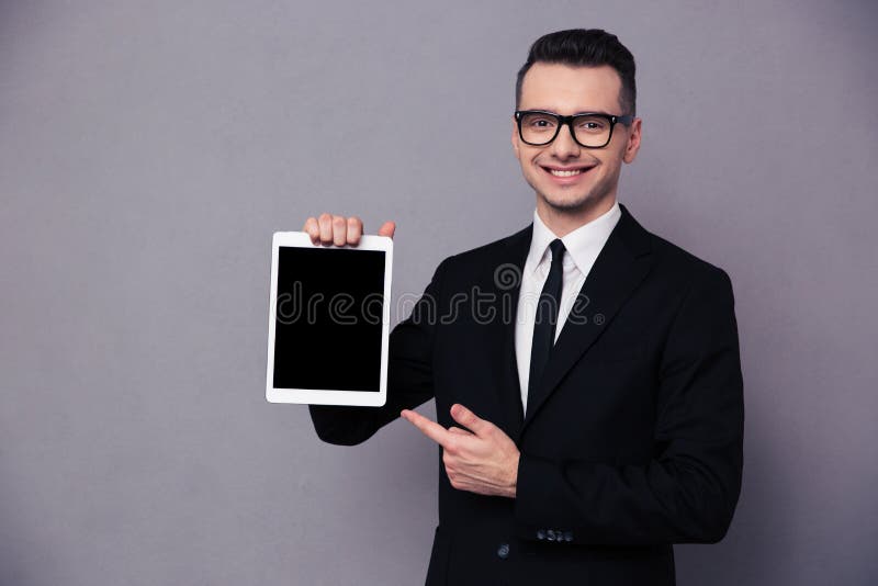 Homme d'affaires heureux montrant l'écran de tablette vide photos libres de droits Homme d'affaires heureux montrant l'écran de tablette vide photos libres de droits