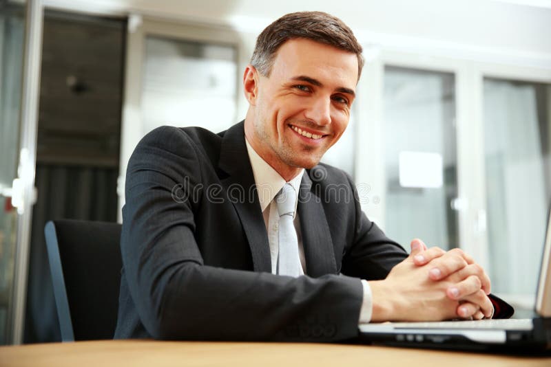 Homme D'affaires Dans Le Bureau Image stock - Image du regarder, heureux:  61709453