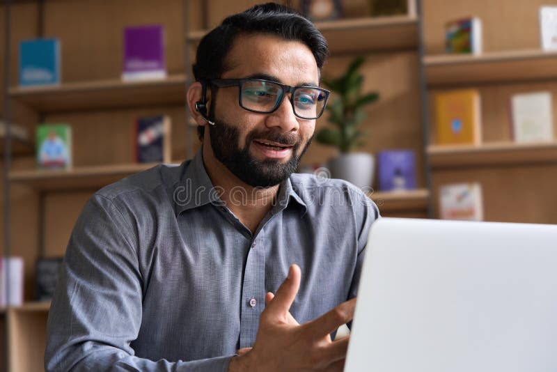 Homme d'affaires indien parlant ayant réunion virtuelle sur ordinateur portable. photographie stock