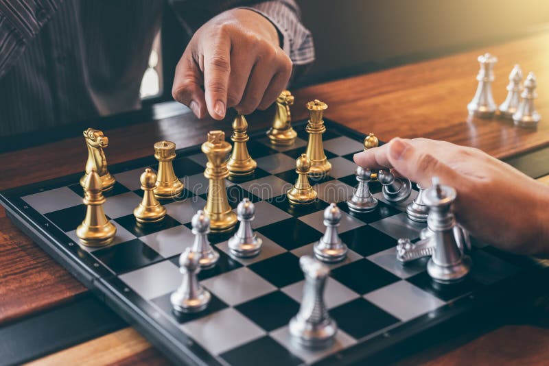 Homme d'affaires intelligent jouant la concurrence de jeu d'?checs avec l'?quipe oppos?e, affaires de planification strat?giques photos libres de droits Homme d'affaires intelligent jouant la concurrence de jeu d'?checs avec l'?quipe oppos?e, affaires de planification strat?giques photos libres de droits