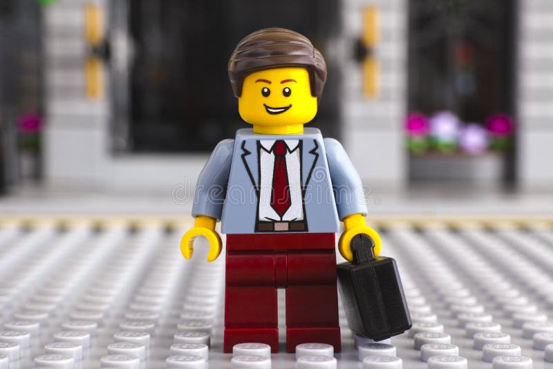 Homme d'affaires Lego avec valise dans la rue