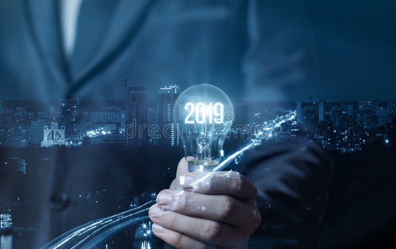 Homme d'affaires montrant l'ampoule avec rougeoyant 2019 image libre de droits Homme d'affaires montrant l'ampoule avec rougeoyant 2019 image libre de droits