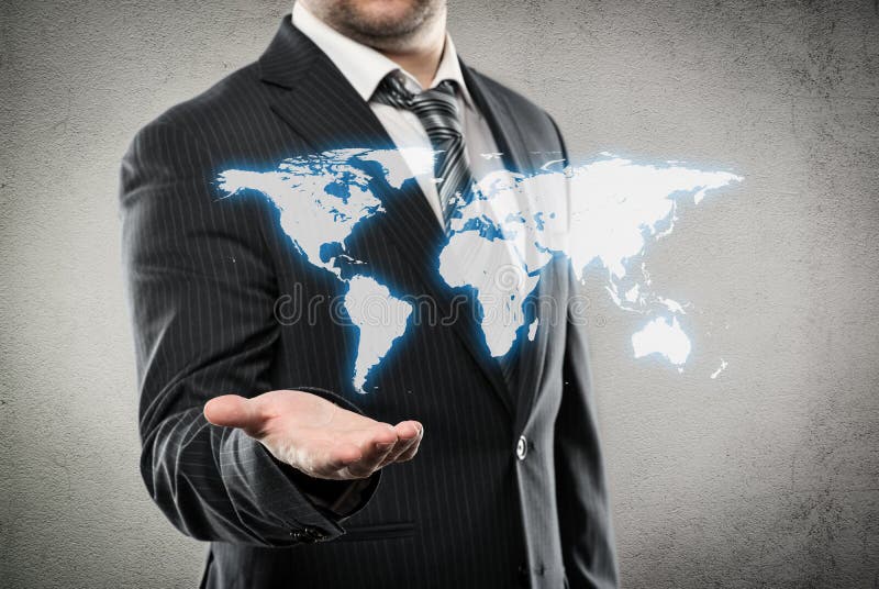 Homme d'affaires montrant la carte du monde photo stock Homme d'affaires montrant la carte du monde photo stock