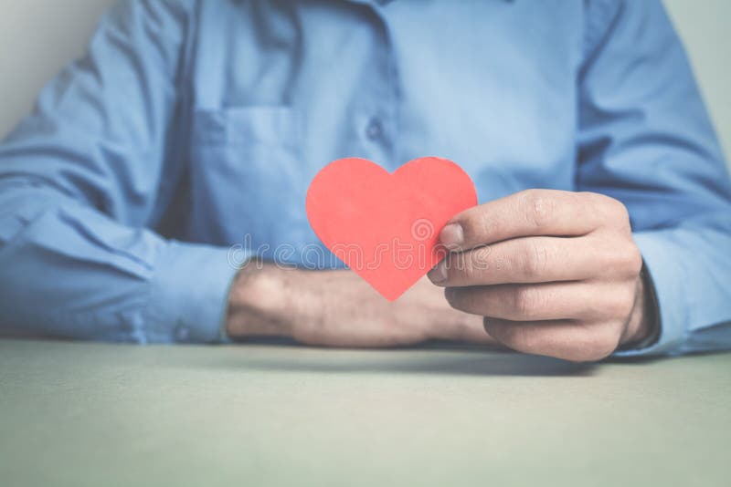 Homme d'affaires montrant le coeur rouge photos libres de droits Homme d'affaires montrant le coeur rouge photos libres de droits