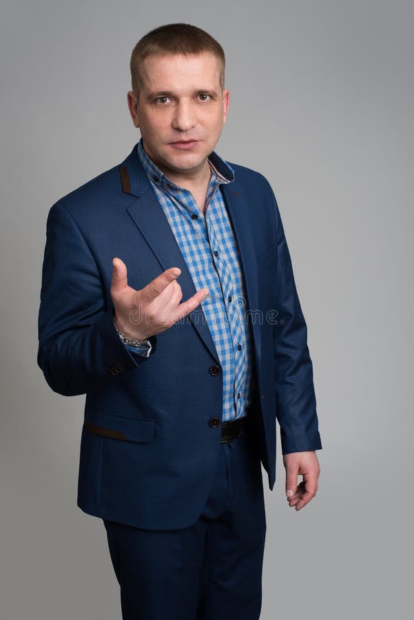 Homme d'affaires montrant le geste de main photographie stock Homme d'affaires montrant le geste de main photographie stock
