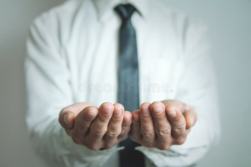 Homme d'affaires montrant les mains vides images stock Homme d'affaires montrant les mains vides images stock