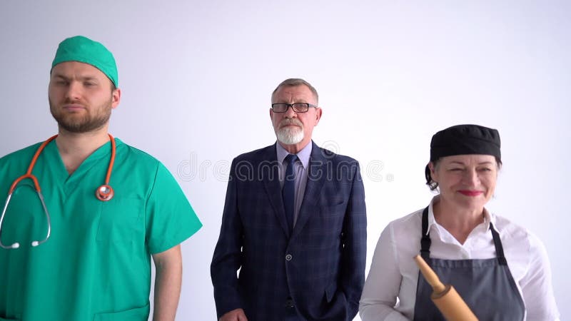 Homme d'affaires médecin et cuisinier en uniforme. portrait de trois personnes de différentes professions et professions