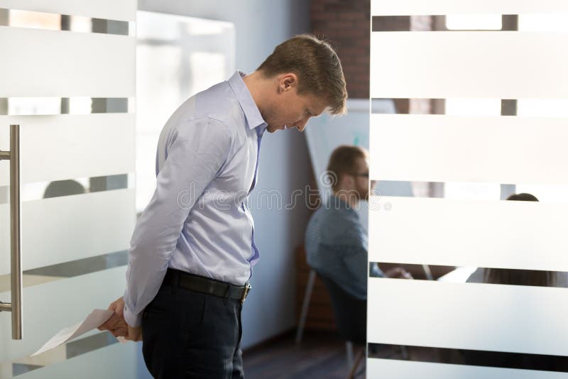 Homme d'affaires nerveux soumis à une contrainte pensant au mee de attente de problème images stock Homme d'affaires nerveux soumis à une contrainte pensant au mee de attente de problème images stock