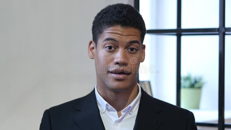 Homme d'affaires noir stupéfait et étonné images stock Homme d'affaires noir stupéfait et étonné images stock