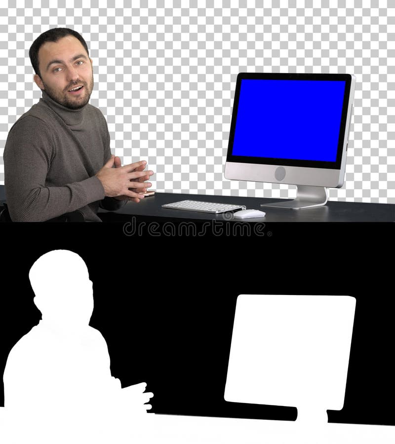Homme d'affaires occasionnel souriant et parlant à la caméra montrant quelque chose sur le moniteur de l'ordinateur, Alpha Channe image libre de droits Homme d'affaires occasionnel souriant et parlant à la caméra montrant quelque chose sur le moniteur de l'ordinateur, Alpha Channe image libre de droits