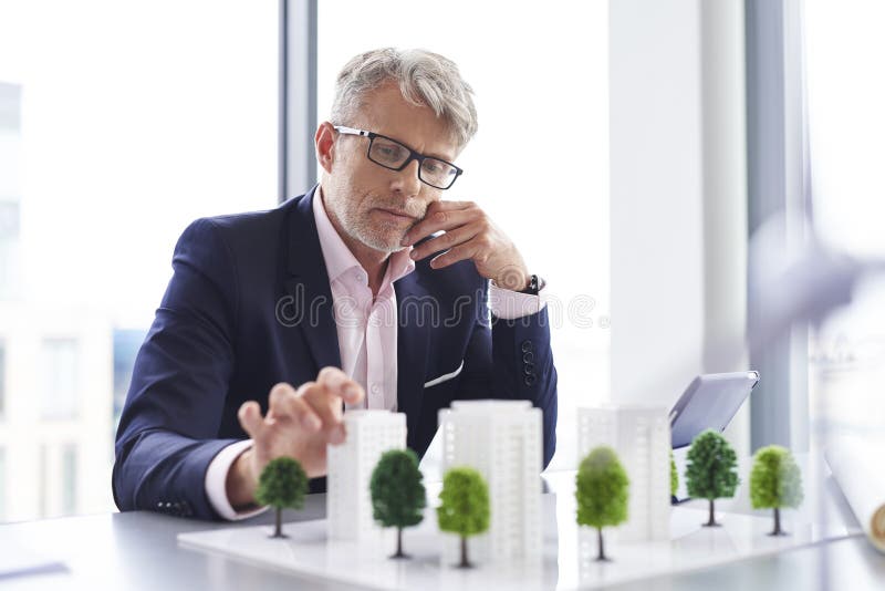 Homme d'affaires occupé pensant à la nouvelle solution images stock Homme d'affaires occupé pensant à la nouvelle solution images stock
