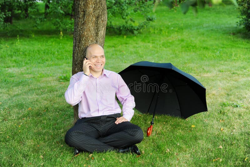 Homme d'affaires parlant au téléphone images libres de droits Homme d'affaires parlant au téléphone images libres de droits