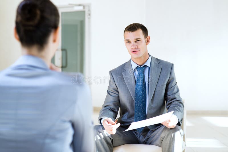 Homme d'affaires parlant à une femme pour un travail image stock Homme d'affaires parlant à une femme pour un travail image stock