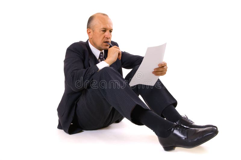 Homme d'affaires pensant au contrat neuf photographie stock libre de droits Homme d'affaires pensant au contrat neuf photographie stock libre de droits