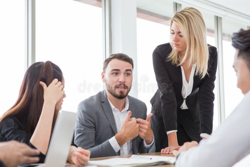 homme d'affaires présent dans le lieu de réunion Groupe de jeunes hommes d'affaires faisant un brainstorm ensemble dans le bureau photographie stock libre de droits homme d'affaires présent dans le lieu de réunion Groupe de jeunes hommes d'affaires faisant un brainstorm ensemble dans le bureau photographie stock libre de droits