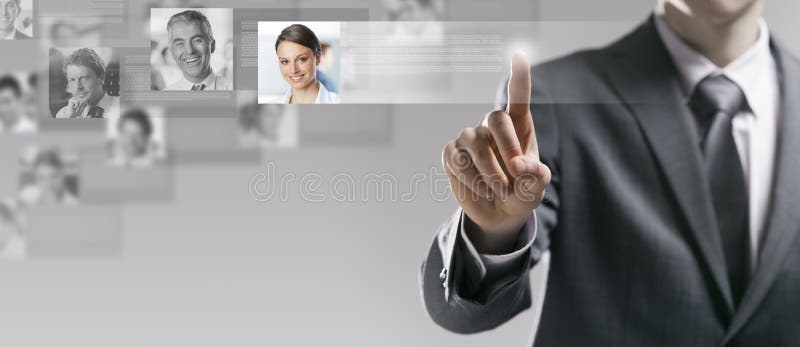 Homme d'affaires recherchant un profil d'utilisateur photographie stock libre de droits Homme d'affaires recherchant un profil d'utilisateur photographie stock libre de droits