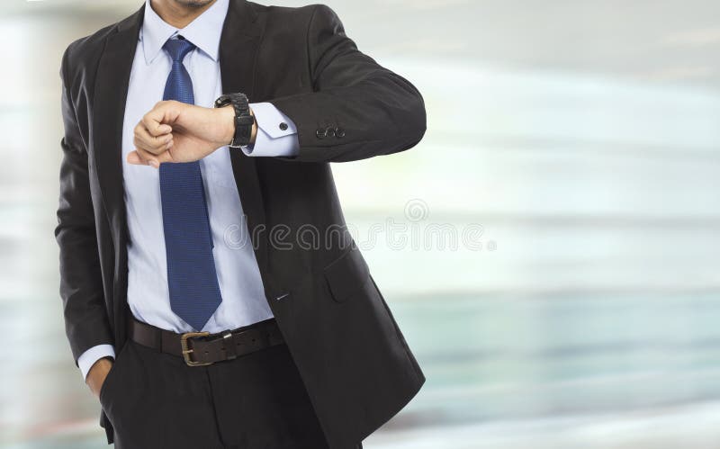 Homme d'affaires regardant alors sur sa montre image libre de droits Homme d'affaires regardant alors sur sa montre image libre de droits