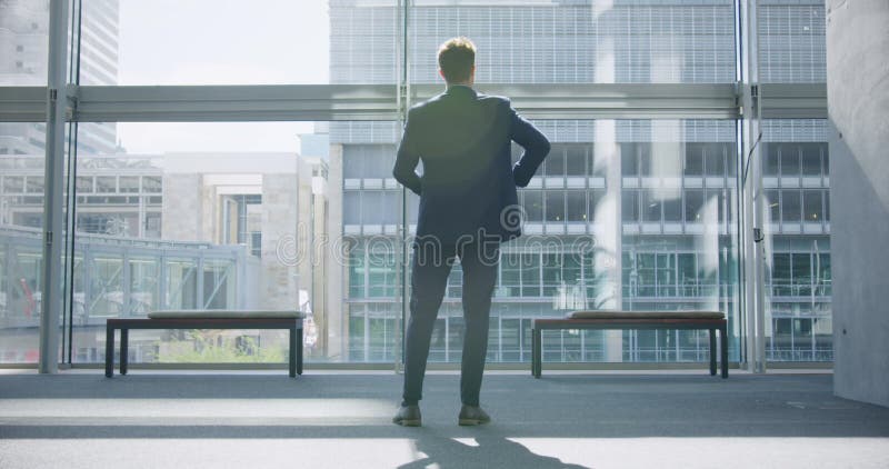 Homme d'affaires regardant vers le haut dans le lobby le bureau 4k banque de vidéos