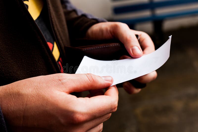 Homme d'affaires regardant à un papier vide Le livre blanc vide équipe dedans des mains Feuille de papier se tenante masculine L' image stock Homme d'affaires regardant à un papier vide Le livre blanc vide équipe dedans des mains Feuille de papier se tenante masculine L' image stock