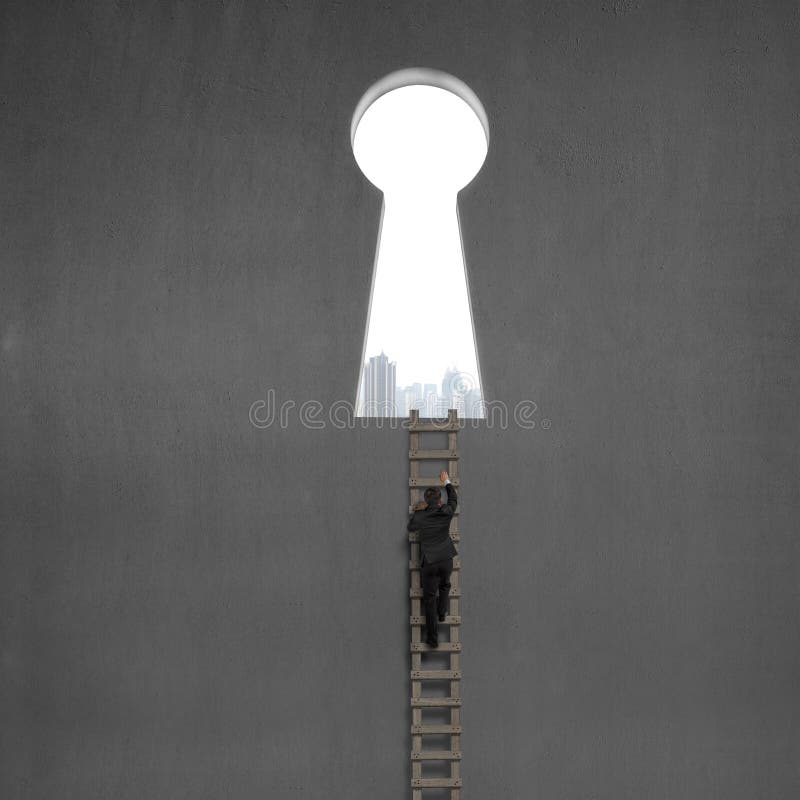Homme d'affaires s'élevant sur l'échelle en bois pour verrouiller la porte de forme photo stock Homme d'affaires s'élevant sur l'échelle en bois pour verrouiller la porte de forme photo stock