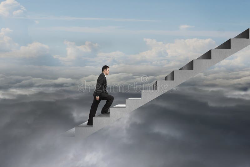 Homme d'affaires s'élevant sur les escaliers concrets avec le ciel nuageux naturel photos stock Homme d'affaires s'élevant sur les escaliers concrets avec le ciel nuageux naturel photos stock