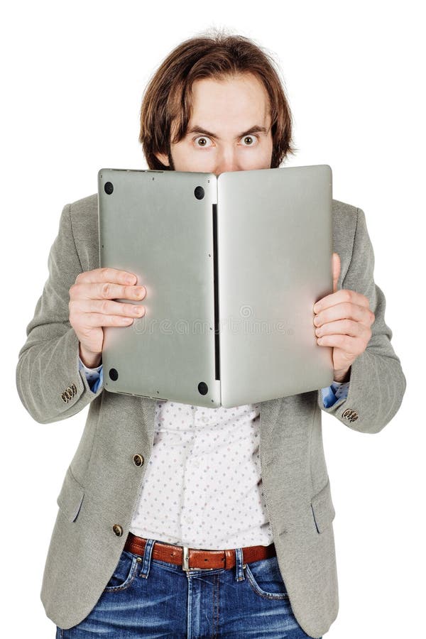 Homme d'affaires se cachant derrière son ordinateur portable dans des ses mains Emo photographie stock libre de droits Homme d'affaires se cachant derrière son ordinateur portable dans des ses mains Emo photographie stock libre de droits