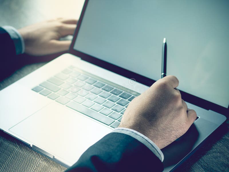 Homme d'affaires se dirigeant à l'écran d'un ordinateur portable photographie stock libre de droits Homme d'affaires se dirigeant à l'écran d'un ordinateur portable photographie stock libre de droits